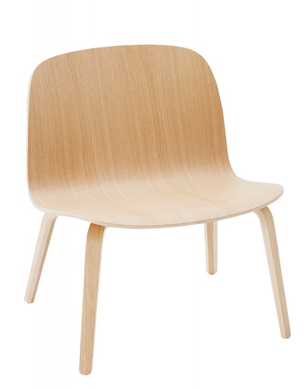 Visu Lounge Chair von Muuto, ein moderner Holzstuhl mit minimalistischem Design und vier Beinen.